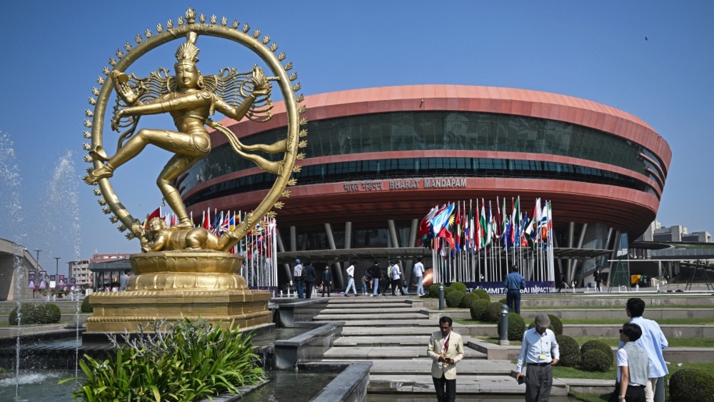 Indian minister apologizes after AI summit crowding complaints